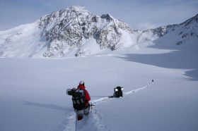 winter-hike-1796562_1280